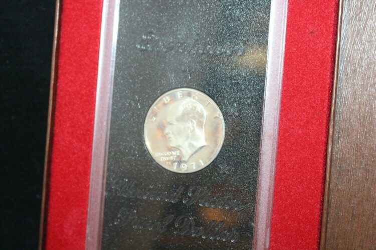 1971 U.S. Silver Eisenhower Dollar * Proof * In Box and Sealed In Holder - Image 3