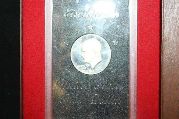 1971 U.S. Silver Eisenhower Dollar * Proof * In Box and Sealed In Holder - Image 4