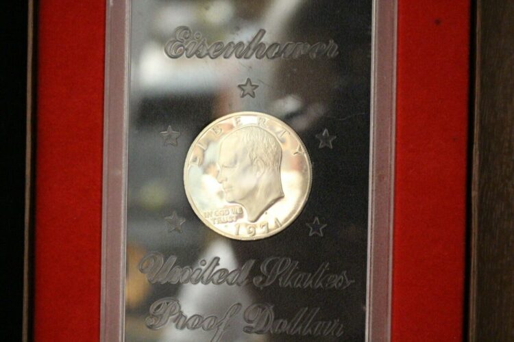 1971 U.S. Silver Eisenhower Dollar * Proof * In Box and Sealed In Holder - Image 5