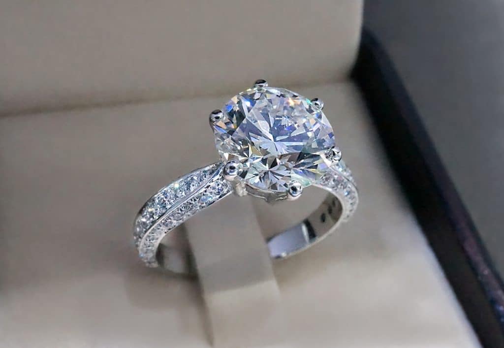 What You Should Know Before Buying an Engagement Ring at a Pawnshop